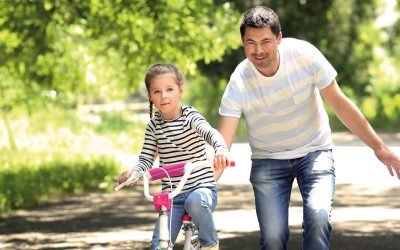 Papa y niña en bicicleta